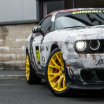 Cool Dodge Hellcat i Alitalia kostym
