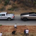 Dragkamp mellan Musk Cybertruck och en Ford F-150