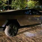 Elon Musk testar Cybertruck i LA