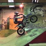 Episk video med Graham Jarvis när han kör motorcykel i en skatepark