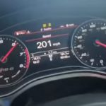 Förare maxar sin Audi RS6 i 325 km/h på engelsk motorväg