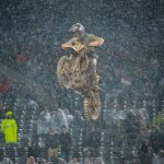 Justin Barcia tog hem segern i ett lerigt supercrossrace