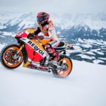 MotoGP stjärnan Marc Marquez kör sin racer i skidbacken