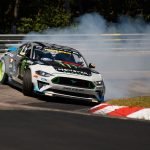 Spana in när Vaughn Gittin Jr driftar runt Nurburgring med Hans Ford Mustang