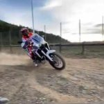 Tony Bou kör trial med en Africa Twin