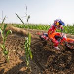 VIDEO: Ryan Dungey gasar på en supercrossbana mitt i en åker