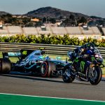 Valentino Rossi som F1 förare och Lewis Hamilton som MotoGP förare