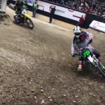 Josh Hill kör ifrån Ricky Carmichel på en elektrisk motocrosshoj