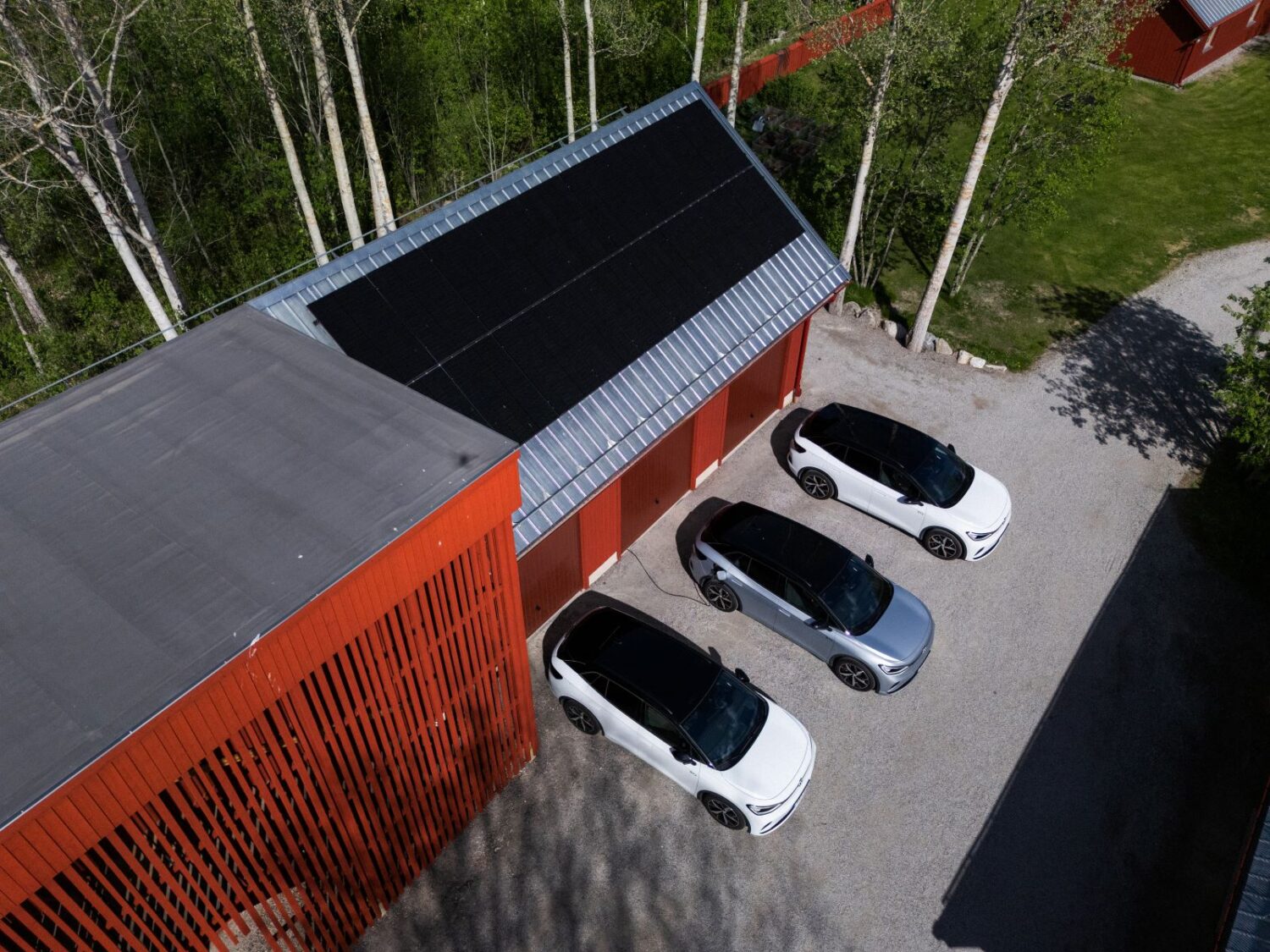Med V2H-teknik kan elbilen både laddas och leverera el till hemmet.