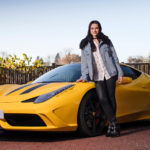 29 åriga popundret från Scotland Amy Macdonald rattar en Ferrari 458 Speciale