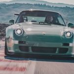 Åk med denna Gunther Werks Porsche 911 på Laguna Seca